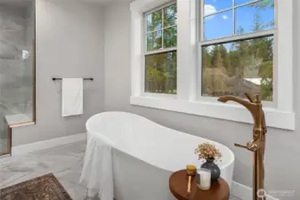 Grand soaking tub in Owner's Suite