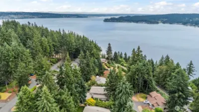 Quintessential PNW Condo in Gig Harbor South! Great location for commuting to Tacoma or Seattle.