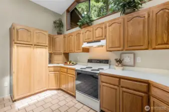 Envision opening it up to create a stunning great room, expanding into a chef’s dream with an island, breakfast bar, or expanded cabinetry—many possibilities for the modern creative!