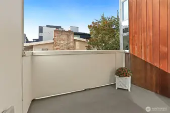 Fantastic deck off open main floor