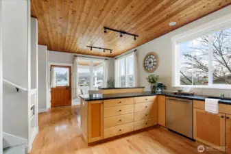 So much storage space... larger drawers are a smart solution!