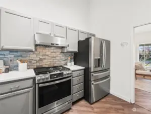 Stainless GE suite with gas range, and even thoughtful USB outlets!