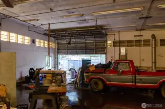 Large bay doors to work on any size of vehicle