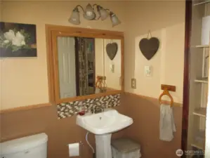 Full bath located in hallway
