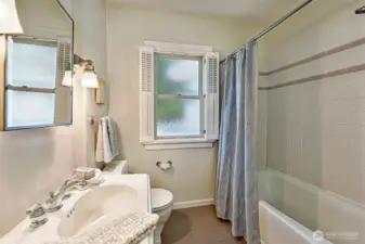 Main level full bath adjacent to bedroom.
