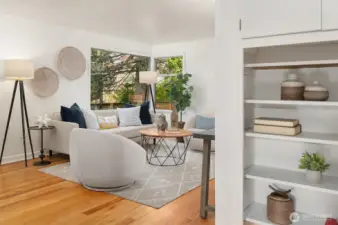 In the hallway are handy bookshelves.