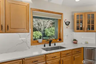 Oh this kitchen beautiful newer quarts with seamless backsplash. Absolutely stunning.