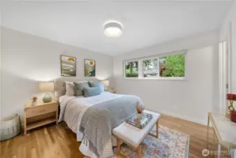 Lovely primary bedroom with lots of space & en suite 3/4 bathroom.