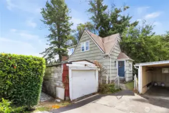 Driveway Entrance, 1 car garage, entrance to mud room