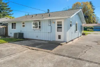 Step right out from the laundry room to the backyard patio—easy access for hanging laundry, hosting a BBQ, or just sneaking outside with your morning coffee. Convenient and low-key charming.