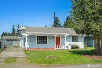 Side driveway long enough for your car, your friend’s car, and maybe even a motorhome (yes, really). Fenced backyard keeps things private—pets, projects, or people, all welcome.