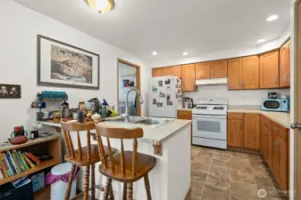 1408 kitchen w/ island eat-in bar seating