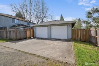 detached 2 car garage