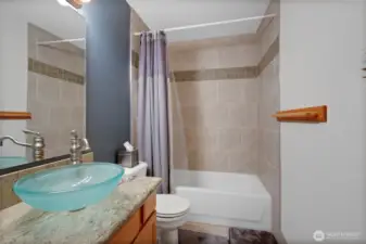 Main bath w/tile tub/shower