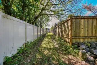 10' Width Drive provides Legal Access to property.