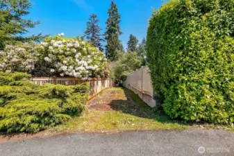 10' Width Drive provides Legal Access to property.