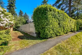 10' Width Drive provides Legal Access to property.