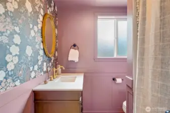 1st Floor bathroom w/a walk-in shower