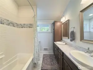 Upstairs full Bathroom