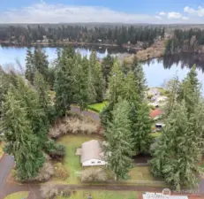 From the street this aerial really leans into the Pacific Northwest setting, tall evergreens, generous spacing, and just a tiny sparkle of Pattison Lake off in the distance as a reminder of where you are. It feels tucked away but not inconvenient, Costco in Hawks Prairie is about 15 minutes one direction, Trader Joe’s and the rest of Lacey’s shopping scene about 15 the other way. Quiet at home, errands handled quickly, which is the sweet spot.