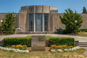 Volunteer Park, the conservatory and SAAM are only 5 blocks to the east.