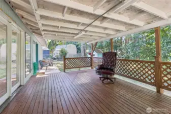 Covered back upper deck.