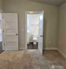Shared bath from main floor primary