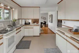 Open and flowing floor plan from living room to kitchen.