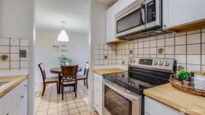 All kitchen appliances stay!