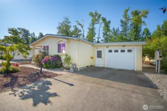 Ample parking in the driveway.
