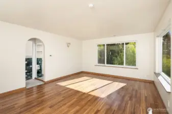 Primary suite with full bathroom and walk-in closet.