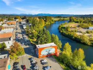 Just five minutes to downtown for fine dining, boutiques, and charming local shops.