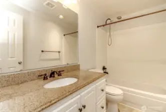 Full 2nd bathroom w/tub