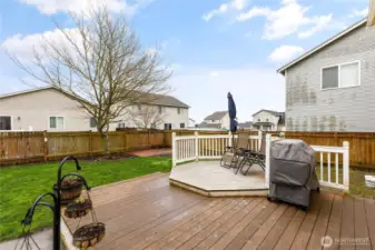 Outside in the back yard we find a large deck with dedicated table area and lots of space for grilling.