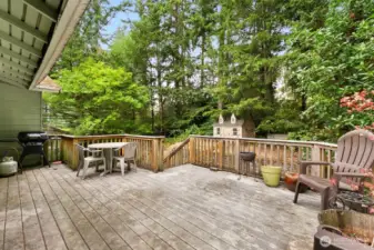 Super private back deck and yard.