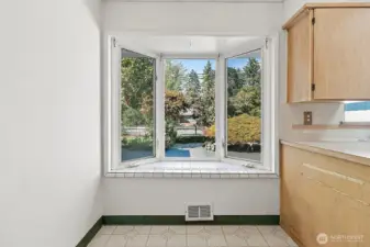 Eating nook, perfect for built in seating