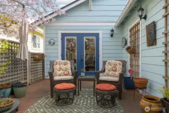 This fully enclosed patio is very private and tranquil...