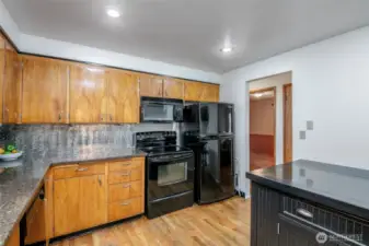 With the 2 entries to the kitchen, it helps when there's more then one cook in the kitchen.