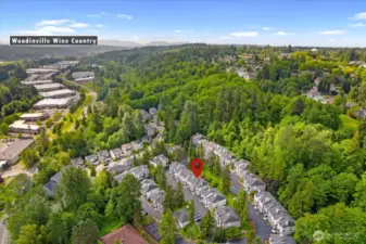 Downtown Woodinville townhome in close proximity to downtown, wineries and the Sammamish River Trail. Near Bothell, Kirkland and I-405 for each commuting