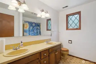 upper floor full bath
