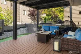 Struxure heated & lighted pergola space