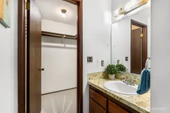 Primary Suite: Large walk-in closet & 3/4 bathroom
