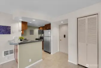 Nook to the right for a table/chairs