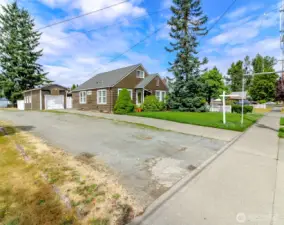 2040 sqft "Vintage Meets Modern" gem of a home!