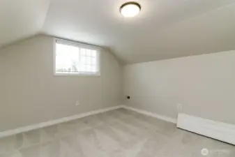 Second big upstairs bedroom.