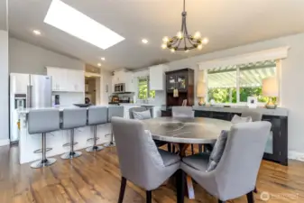 Chef's Kitchen eating space / Island with Dining Room Space - Great for Entertaining