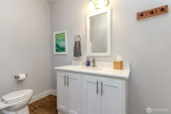 Full Bathroom in the main hallway