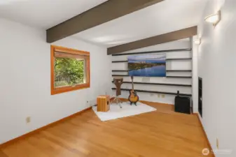 Office/Entertainment