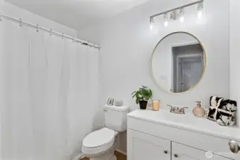 Full guest bathroom, newly updated