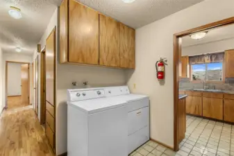 Laundry/mud room right to garage